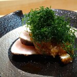 SUSHI HARU - 鰆の藁焼き　玉ねぎのソースと大葉がよいアクセント