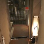 Yakitori No Hachibei - ドアを開けて店内へと進みます！