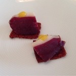 イル プレージョ - ポロ葱、鴨の生ハム、マンゴーソースを添えたパンドエピス