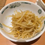 日高屋 - 麺より多いかも…
            中からもこの半分くらい出てきたし