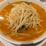 日高屋 - 辛味噌ラーメン。610円
            チゲ味噌ラーメンのつもりで頼んだので
            見た瞬間にガッカリ(´ω｀)