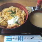 Sagamiya Shokudou - カツ丼（勝どん）。この日のみそ汁は豆腐となめこ。