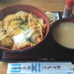 相模屋食堂 - カツ丼（勝どん）。この日のみそ汁は豆腐となめこ。