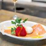 400℃ PIZZA - おかやま苺とハモンセラーノ (スペイン産生ハム)