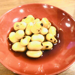 SUGAR Sake&Coffee - お通し　煎り煮した大豆　コリコリの食感がいい　タレの隠し味が絶妙で、ほんのり中華を感じます