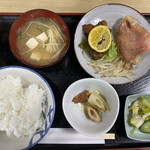 Matsuda Shokudou - 2023/03/28
                        本日のランチ A 500円
                        ・赤魚塩やき
                        ・うどとちくわすみそ
                        ・えりんぎ唐あげ