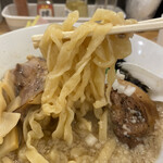 煮干らーめん 川むら - 中太縮れ麵リフト