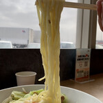 金澤8キッチン - ストレート麺をリフトアップ⤴️