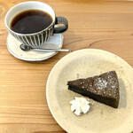 カフェ ミューク - 黒ごまのケーキ＆ホットコーヒー