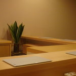 鮨 志の助 - シンプルな店内