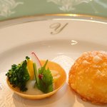 レストラン タテル ヨシノ 銀座 - チーズのシューと野菜のタルト状のもの