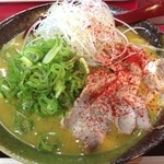 まるやま - どっ鶏カレーラーメン☆

ラーメンかカレーか迷い、両方味わおうとこれに！以前には無かった、濃厚鶏スープにカレーをプラス！粘度が高目で麺に絡みまくります！ベースの濃厚スープの味わいもしっかり味わえるどっしり系！(๑´ڡ`๑)