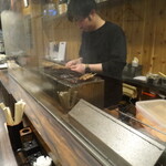 Yakitori Momofuta - キョ―ヘイ君、頑張ってます。