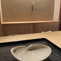 橦木町 しみず - 花: 黒百合　枝: 山桜　器: 十二代楽弘入 貝皿向付
                    