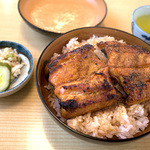 Tabakoya - 「うなぎ丼」（1,700円）。かなり・・・な迫力ある鰻がドーンとのっかってます。