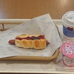 ヴィ・ド・フランスカフェ - VIE DE FRANCE Cafe 中央林間店 ウィンナーロールモーニングセット 税込520円 ダージリンティー・ヨーグルトを選んでy