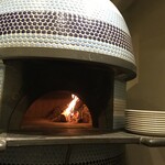 저희 가게의 피자는 나폴리에서도 유명한 피자 가마 장인이 만든 장작 솥에서 단시간에 굽고 있습니다.