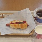 Vi Do Furansu Kafe - VIE DE FRANCE Cafe 中央林間店 ウィンナーロールモーニングセット 税込520円 ダージリンティー・ヨーグルトを選んで