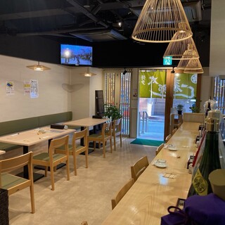 気軽に立ち寄れる居心地の良い空間で、日本酒や鹿児島焼酎を堪能