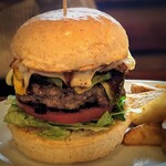 PANTRY COYOTE - ご一緒様のエースバーガーは、更に、アボカド・フライドエッグが加わり、 ソースがBBQソースだそうで、更にサッパリと食べられるそうです。