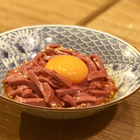 炭火焼肉ホルモン うしごろ 中目黒店 - 極上月見ハツユッケ