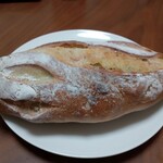 メゾンカイザー - ピスタチオのパン　350円