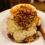 BAL 鈴5 - おつまみ①鈴5のポテサラ(税込400円)
粗めのマッシュポテトを自家製マヨネーズで和えてからプライドオニオンを散らし、半熟玉子の半分に自家製マスタードをたっぷり詰めたものを上に載せています。