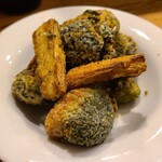 BAL 鈴5 - おつまみ②ブロッコリーの唐揚げ、山芋プライドポテト添え(税込400円)
カリッと揚げたブロッコリーにカレーパウダーを振り掛けスパイシーな仕上げ
ホクッとした食感と青い旨み&青い甘みが○