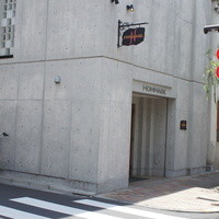 オマージュ - シンプルな打ちっ放しの外観。