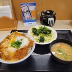 かつや - 特カツ丼とん汁(小)・サラダセット