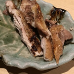 嘉 - 鶏肉の岩塩焼き。すぐに食べはじめてしまいました。