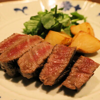 和食しんくろ - 【逸品（肉）】鹿児島産黒毛和牛フィレステーキ、新じゃがの唐揚げとクレソンを添え