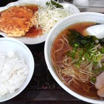 新華苑 - 冷やしラーメン、カニ玉子焼の甘酢かけ、小ライス。