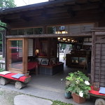 20084226 - 横のほうから店を見たところ