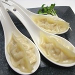 夢家 - 自家製　小龍包!!溢れ出る熱々のスープがたまりません。