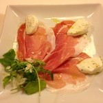 PIZZA ガレリア - 水牛のモッツァレラと生ハム！