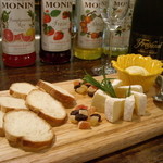 STORK. - チーズ2種盛り（バケット付き）