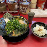 豚骨醤油ラーメン 王道家 - 