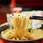 横浜家系総本山 吉村家直系店 ラーメン内田家 - モチモチ麺がよくスープを運んでくれます