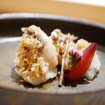 Sushi Matsuura - 熱々で鱗のパリパリ感を噛み締めて立つ香ばしい風味。身はトロっとした脂と化して、降りてくる甘みとえんみが交わって美味しい！桜の蕾で季節を表現。