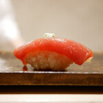 Sushi Matsuura - ◇漬け
                        漬けながら甘めの味で、咀嚼によってシャリがそのまま旨味としてバランス良く引き立てます。