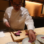 肉屋 田中 - 盛りつけ中