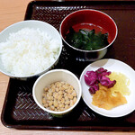Sentoraru Hoteru Takeo Onsen Ekimae - ご飯、吸物、納豆、漬物