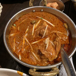 ダバ インディア - シェフのチキンカレー　大きくて柔らかいチキンが！