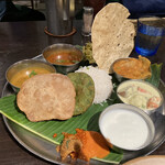 ダバ インディア - ヴェジミールス　多彩なカレーが楽しめます