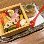 Shibuya Sanshin - 【冷】名物 三心吹き寄せサラダ 鴨のロース煮と