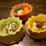 STORK. - クリームチーズのチャンジャのせ（右）、クリームチーズのマスタードソース（左）、ラタトゥイユ（上）。