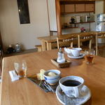 アーボ - 向こうの6人掛けとこの4人掛け、もう一つ2人掛けの３テーブルだけです