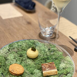 Reglisse - アミューズ。このお皿は中が空洞になっていて、今回は苔を入れて飾られてました。季節によって変わるのかな！？