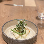 Reglisse - ホワイトアスパラガス。ヨーロッパを思い出す一品。こんな風に歯応えある食べ方も美味しいんだな！！